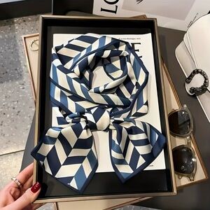 LOWE’S Chevron Patterned Blue and White Scarf